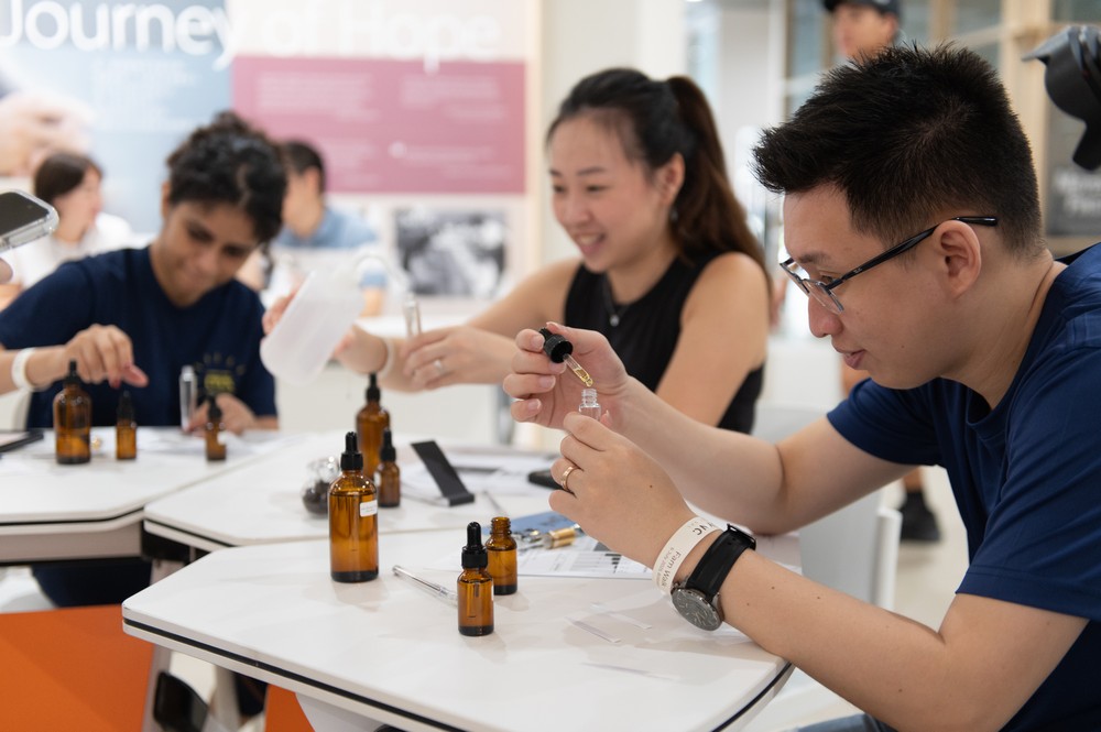 “感官休息”体验区有两组课程——声音疗愈和香氛净手液DIY，都获得良好回响。摄/ 黄建兴 