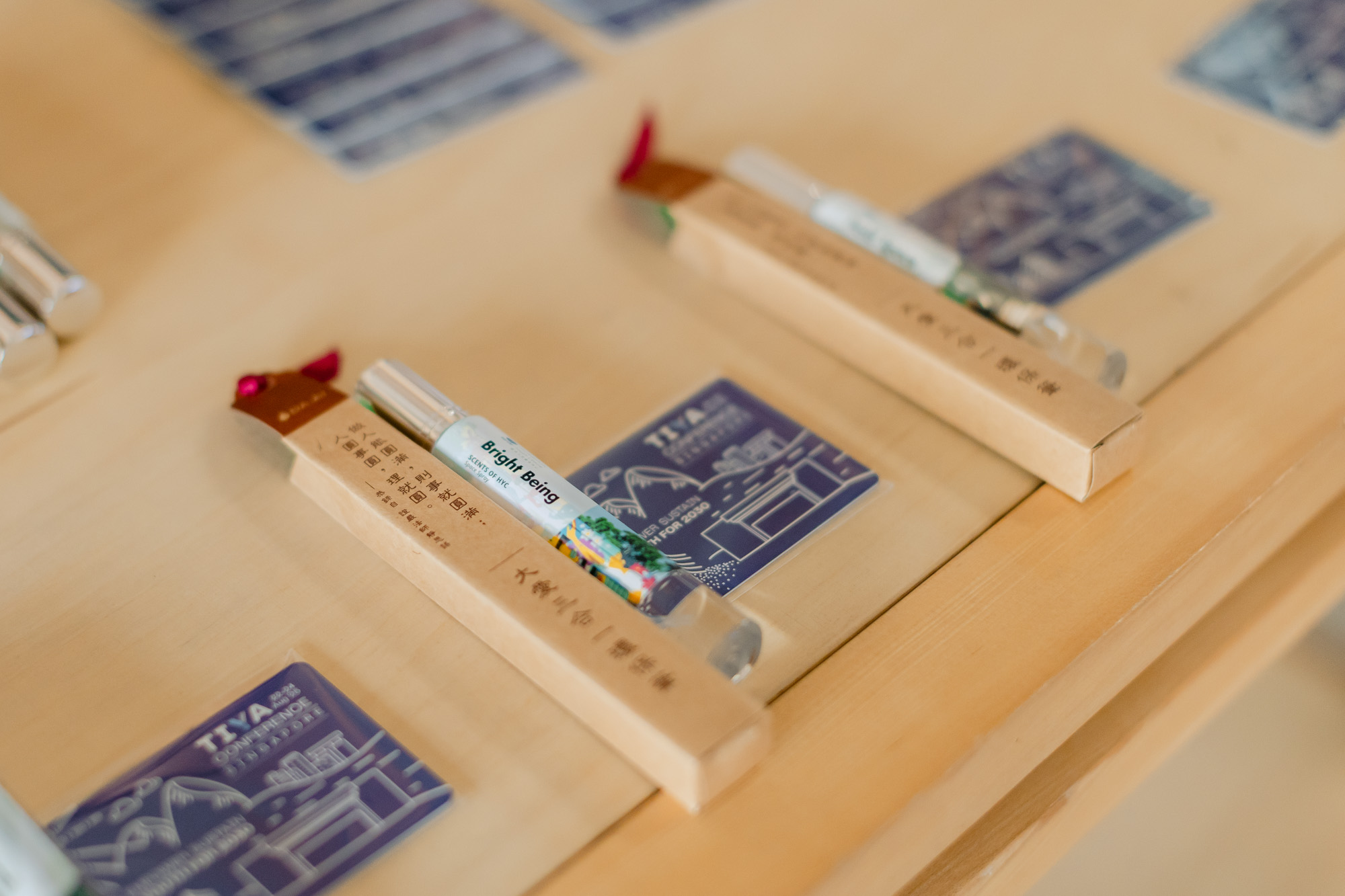 本届年会增设了“全天候充电站（Wellbeing Zone）”，通过香氛、正念、音乐等媒介，让参与者在探讨可持续课题的同时，也能获得身心灵的放松。图为大会准备给与会青年的伴手礼，包括特调香水、笔和特制易通卡。摄/ 陈正宇