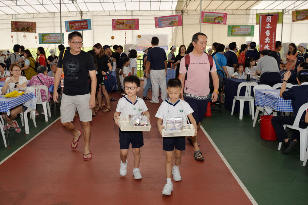 现场不时看到慈济大爱幼教中心小志工捧着年货义卖的身影。摄 / 蔡佑良
