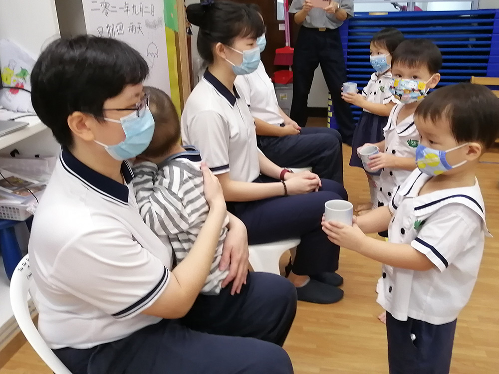 一杯暖茶，一个拥抱，让老师甘愿把“辛苦”化为“幸福”。(摄 / 欧凤仪)