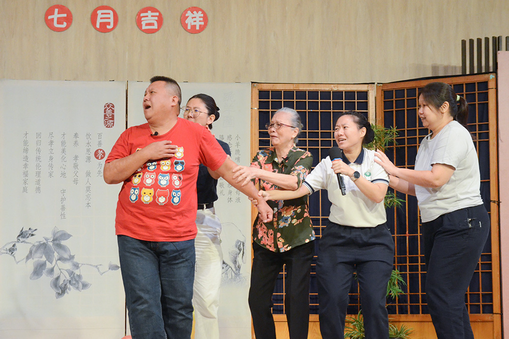 活泼真实、贴近生活的短剧，引起现场许多会众的共鸣。（摄/ 陈三峇）
